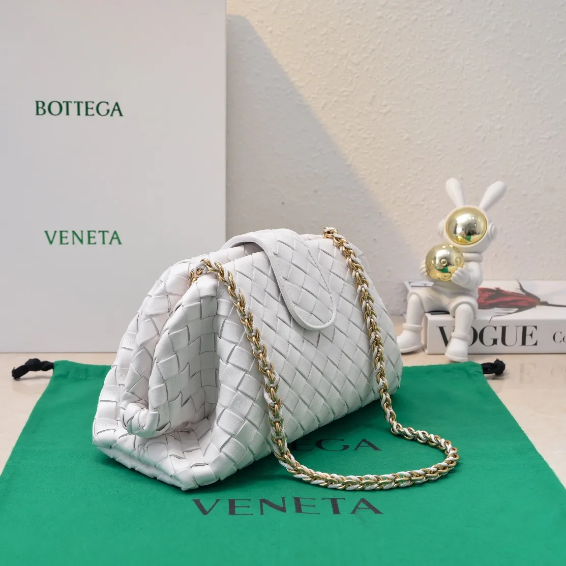 Batch 2260 Bitters Venetia 2024 summer series brings Lauren 1980 handbags back to the public eye. The design of the bag is inspired by ancient Roman architecture. It uses the brand's iconic Intrecciato lambskin woven bag body with a hard frame. No logo can be seen on the whole bag. It is equipped with a leather woven metal chain. When using it as a clutch, just put the chain directly in the bag ~ showing an elegant and timeless style. Decades later, when Lauren Hutton once again walked on the Bottega Venetia spring and summer show with this bag, the charm of the year still remains intact despite the passage of time. Size: 31.5*16.5*11 Style No.: 5807
